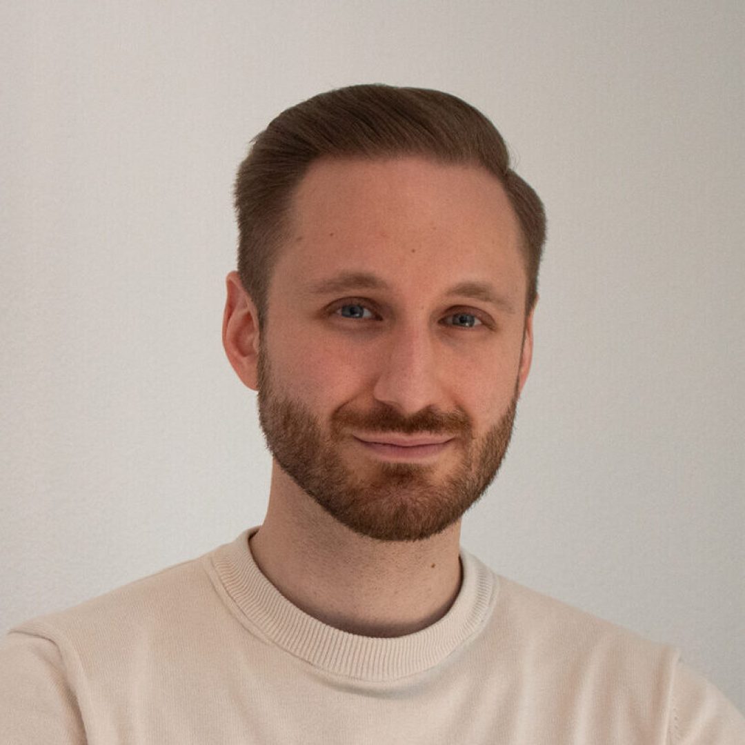 Paladino-Webconsulting-Nico-Paladino-sitzt-auf-einem-Sofa-1-scaled-e1772698655914.jpg